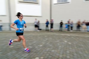 Kopfschmerzen und Lauftraining - Läuferin am Wettkampf