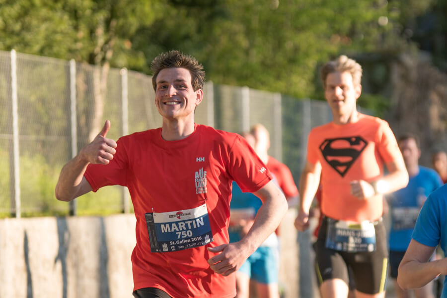 Testwettkämpfe laufen - Läufer motiviert an Halbmarathon unterwegs Testwettkämpfe laufen - Läufer motiviert an Halbmarathon unterwegs