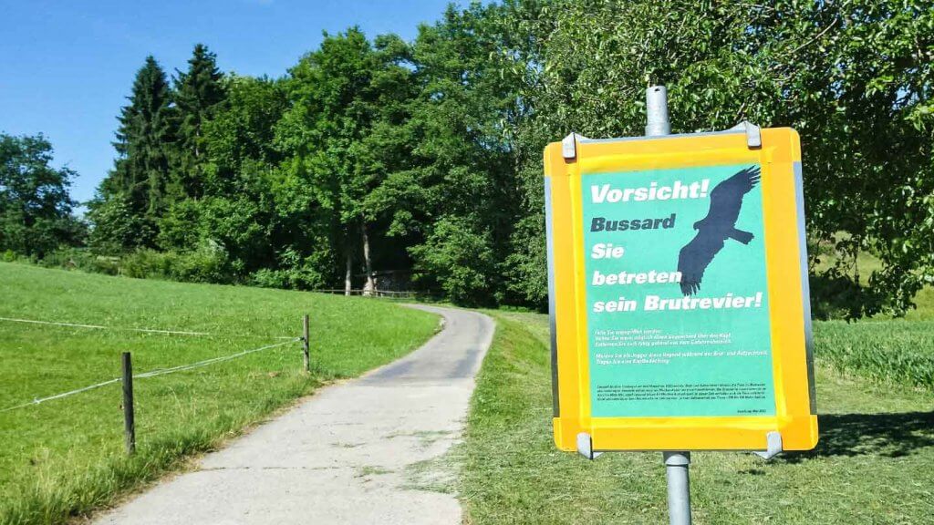 Greifvogelangriffe auf Jogger - Gefahrentafel in der Nähe des Brutreviers