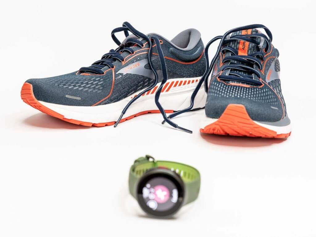Pulsuhr und Laufschuhe während eines Laufwettkampfs