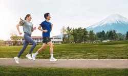 Vorbereitungsphase 1 Zwei LäuferInnen in Ascis Ausrüstung