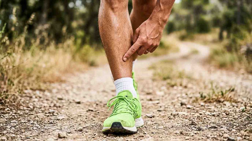 Shin Splints – Schmerzen an der Schienbeinkante Läufer zeigt auf Schmerzen an der inneren Schienbeinkante