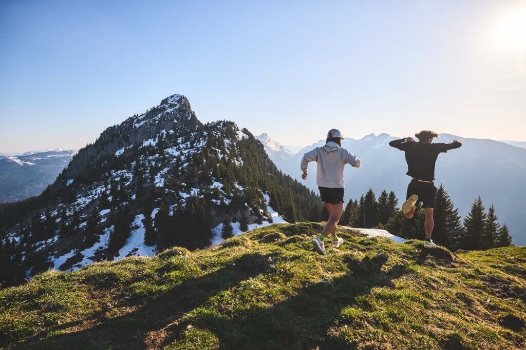 Energiezufuhr beim Laufen ist sehr wichtig Energiezufuhr beim Laufen ist sehr wichtig - Trailläufer in den Bergen