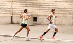 Läuferin mit dynamischem Laufstil und natürlicher Schrittlänge