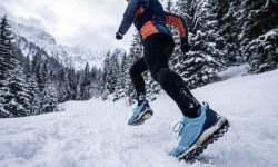 Laufen im Schnee auf einem verschneiten Winterweg