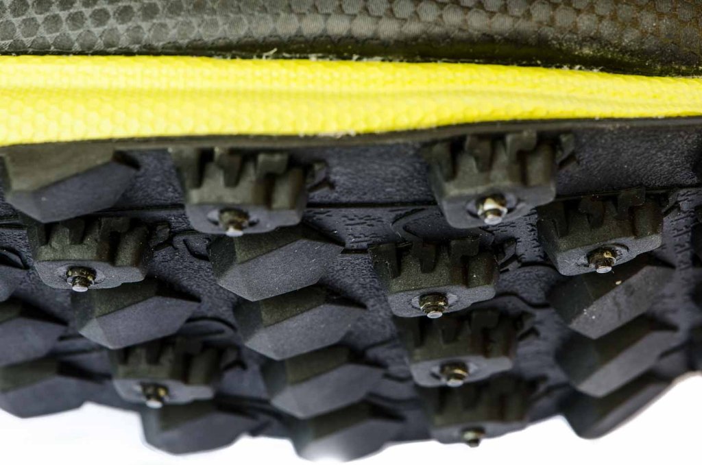 Laufschuhe mit Spikes für Schnee und Eis Laufschuh mit Spikes für Schnee und Eis