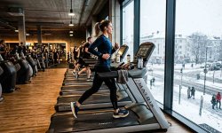 Laufbandtraining im Winter im Fitnessstudio