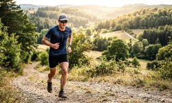 Läufer beim Berglauftraining auf einer ansteigenden Strecke