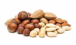 Haselnüsse und Mandeln