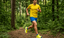 Mann beim Joggen auf einem Waldweg