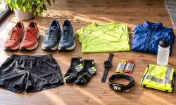 Laufschuhe, Laufbekleidung und weitere Ausrüstung für das Marathontraining