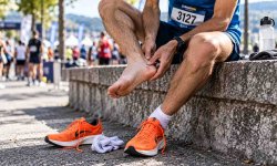 Läufer begutachtet Fussblase nach dem Lauf