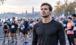 Konzentrierter Läufer kurz vor dem Marathonstart