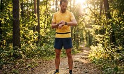 Läufer kontrolliert beim Joggen den Kalorienverbrauch auf seiner Sportuhr