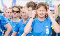 Läuferinnen und Läufer hören vor einem Wettkampf Musik