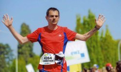 Mein Zieleinlauf beim Marathon mit erhobenen Armen