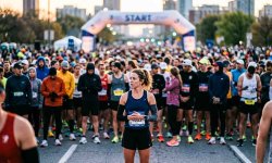 Marathonläuferin wartet mit einem grossen Starterfeld vor dem Marathonstart