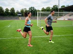 Anfersen auf dem Fussballplatz Lauf-ABC