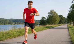 Läufer kontrolliert während eines GA2-Trainings seine Herzfrequenz auf der Laufuhr