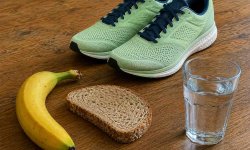 Laufschuhe, Banane, Brot und Wasser für einen nüchternen Morgenlauf