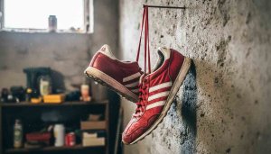 Trainingspause bei Runners Knee oder Knieschmerzen Laufschuhe hängen während einer Trainingspause bei Knieschmerzen an der Wand