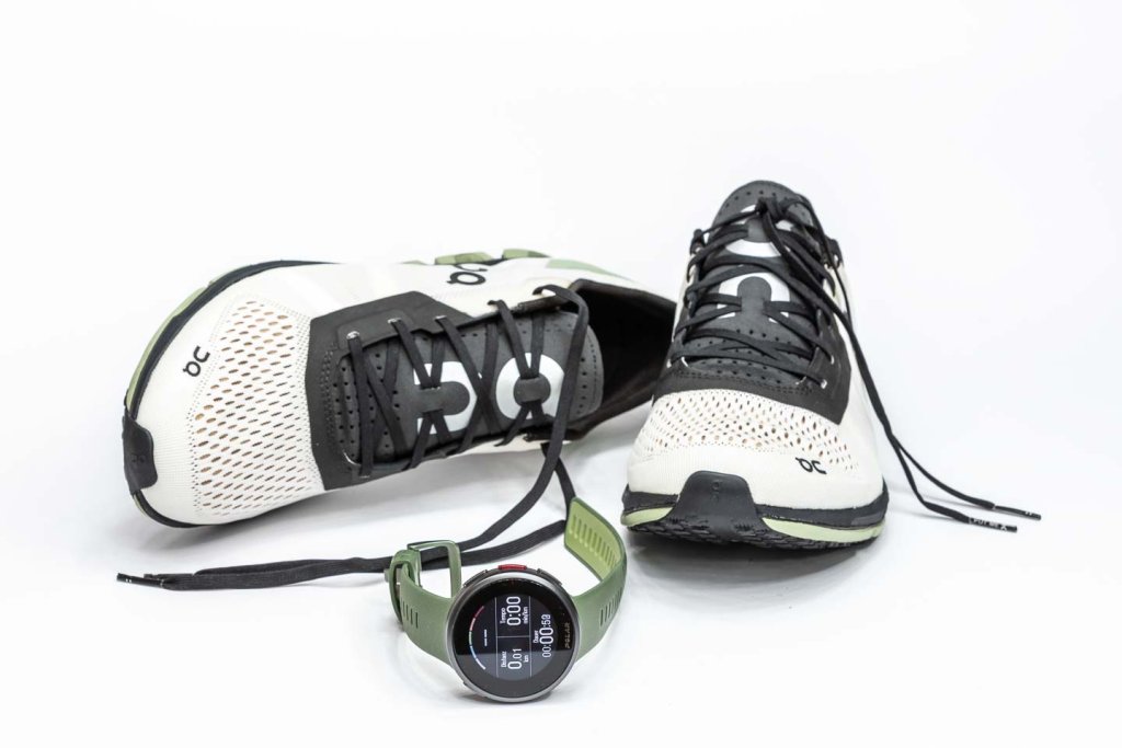 Trainingspuls und optimales Lauftraining Läufer kontrolliert den Trainingspuls für ein optimales Lauftraining