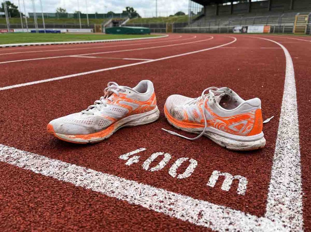 Welche Laufschuhe eignen sich für die Tartanbahn Laufschuhe auf einer 400-Meter-Tartanbahn