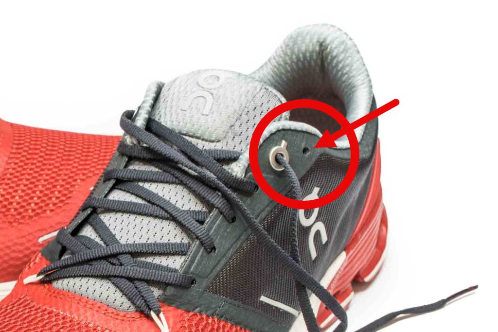Zusätzliches oberstes Schnürloch am Laufschuh für die Fersenhaltschnürung