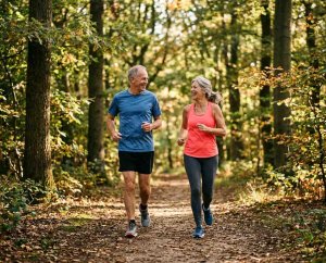 Ausdauertraining im Alter auf einem Waldweg