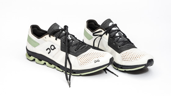 Laufschuhe Leichte Wettkampflaufschuhe stehen für das Lauftraining bereit