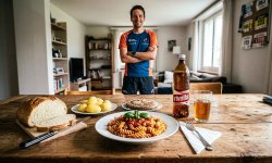 Läufer beim Carboloading vor einem Wettkampf mit kohlenhydratreichen Lebensmitteln