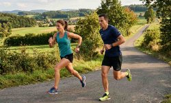 Läufer beim Halbmarathon-Training auf einer leichten Steigung