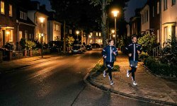 Läufer mit reflektierender Laufbekleidung beim Joggen im Dunkeln