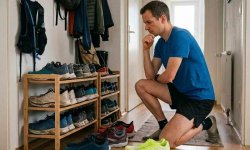 Läufer wählt zwei Wochen vor dem Marathon seine bewährten Laufschuhe aus