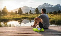 Läufer entspannt sich am See in der letzten Woche vor dem Marathon