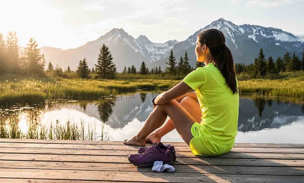 Läuferin erholt sich nach einer belastenden Einheit im Marathontraining