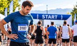 Läufer mit Beschwerden vor dem Start eines Wettkampfs